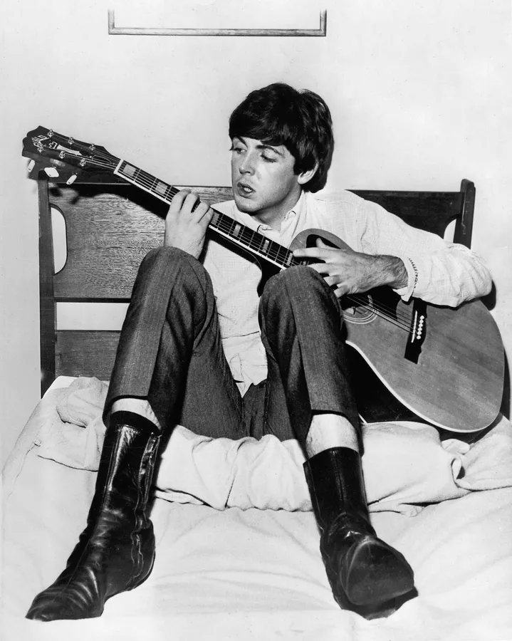 Paul McCartney mit Gitarre