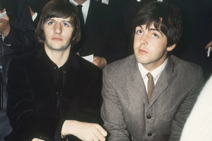 Paul McCartney und Ringo Starr im Anzug